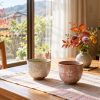 二人で過ごす暮らしをイメージした、窓辺のテーブルに並ぶ二つの湯飲み
