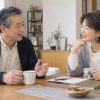お茶を飲みながら日々の暮らしについて話す大人世代の男女のイメージ
